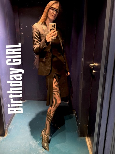 Ich feier so gerne Geburtstag! Vor allem, wenn mich Mr. Bee gleich in der Früh fragt, ob ich Hunger habe! Immer! Vor allem wenn statt meinem täglichen Porridge Mohnnudeln am Programm stehen. Da hat er mich heute wirklich überrascht. Ein toller Start in den Geburtstag! 
🎂 Zur Feier meines Geburtstages verrate ich Euch wieder ein paar Geheimnisse über mich:
1) ich esse keine Bananen - aber Schokobananen liebe ich - die esse ich aber so, dass ich zuerst die komplette Schokolade esse, bis nur mehr der gelbe Schaum übrig ist 
2) Mannerschnitten werden Schicht für Schicht zerlegt (und wenn niemand schaut wird auch bei jeder Schicht die Fülle extra gegessen)
3) ich esse total gerne Salzstangerl, aber kratze immer das Salz ab (obwohl ich ja Salz liebe)
4) Ich hasse es wenn ich extra laufe und dann auf den Knopf der Straßenbahn drücke und sie zu bleibt 
5) ich fahre immer solange bis der Tankanzeiger schon fast auf 0 ist und hoffe ich komme noch zur nächsten Tankstelle (einmal ist das Auto gegenüber einer Tankstelle zum Stehen gekommen, hab dann die im Tankstellenbeisl an der Schank stehenden Männer gefragt, ob sie meinen Boliden vielleicht rüber schieben könnten - meinte einer: her mit dem Schlüssel wir machen das. Ein anderer zu mir: na sie sind mutig, dass sie den Schlüssel hergeben. Ich so: wieso? Ohne Diesel kommen die nicht weit ;-)
6) ich hab Angst vor Spinnen… und Schlangen… da wird immer nach Mr. Bee gerufen. Er fürchtet sich auch.
7) meine Lieblingsfarbe ist schwarz (obwohl ja eigentlich keine Farbe). Ich kaufe mir daher Kleidung und Schuhe oft in bunt.. um sie dann auch noch in schwarz zu kaufen. Was ziehe ich dann lieber an? 
8) wenn ich auf Pflastersteinen oder Fliesen gehe, schau ich immer dass ich nicht auf eine Fuge steige.
9) schwierig bei kleinen Mossaiksteinen
10) ich hasse Horrorfilme
11) schau aber jede True Crime Serie
12) das Schönste am Einkaufen von Mode für mich? Die Kommentare von Mr. Bee
13) das gleiche gilt für Schmuck. Jedes Mal wenn ich hängende Ohrringe kaufe meint er - ahaaaa sind wir also schon in dem Alter.
14) das gleiche gilt für Tiger, Zebra, Leomuster ;-)

Ich Danke Euch für diese tolle Community hier ❤️❤️❤️
#birthday