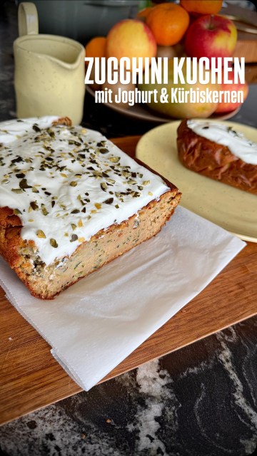 Wer hätte gedacht, dass ein Kuchen dem Klima guttun kann? Mit jedem Bissen genießen wir Vielfalt – und leisten gleichzeitig einen Beitrag zu gesunden Böden. 🌱

Gesunde Böden – vielfältige Lebensmittel – starkes Wohlbefinden gehören untrennbar zusammen. Genau dafür steht biologische Landwirtschaft.

Werbung| Darum freue ich mich Teil der @afba_at & @ja_natuerlich Challenge zu sein!
Denn Ja! Natürlich setzt seit vielen Jahren auf biologische Landwirtschaft, die genau das fördert: lebendige Böden, Vielfalt auf dem Feld und am Teller.
Heute gab’s bei mir einen saftigen Zucchinikuchen mit Produkten von @ja_natuerlich:
✨ weniger Fett & extra saftig dank Zucchini
✨ wertvolle Proteine & gute Fette durch Schafmilchjoghurt
✨ natürliche Süße mit Honig statt viel Zucker

Süß genießen – ganz ohne schlechtes Gewissen! 

Zum Rezept:

• 300 g Zucchini gerieben
• 3 Eier
• 120 g Schafmilchjoghurt
• 80 ml Maiskeimöl
• 80 – 100 g Honig (oder Ahornsirup, Dattelsirup)
200 g Mehl (Weizen oder Dinkel) 
• 1 TL Backpulver
• ½ TL Natron
• 1 TL Zimt
• 1 Prise Salz
• 50 g gehackte Kürbiskerne

Zubereitung:

1) Zucching reiben und leicht ausdrücken. (Nicht komplett, denn die Feuchtigkeit macht den Kuchen saftig
2) Teig mischen: Eier, Schafmilchjoghurt, Öl und Honig gut verrühren
3) Mehl, Backpulver, Natron Zimt und Salz unterheben
4) Die geriebenen Zucchini und gehackten Kürbiskerne unterheben
5) Ofen auf 180 Grad Ober-/Unterhitze vorheizen
6) Den Teig in eine Auflaufform gießen (gefettete Form)
7) Für ca. 1 Stunde backen (abdecken wenn er zu dunkel wird) – unbedingt die Stäbchenprobe machen. Aukühlen lassen.
8) Für das Topping: 150 g Schafmilchjoghurt mit 1 EL Staubzucker vermengen. Auf dem ausgekühlen Kuchen verteilen. Zum Schluß gehackte Kürbiskerne auf dem Joghurt verteilen!
Extra Twist: Miso-Karamell. Zucker in einer Pfanne schmelzen, mit Schlagobers aufgießen und Miso Paste unterrühren. 

#janatürlich #binekocht #zucchinikuchen #gesunderboden #pflanzenvielfalt