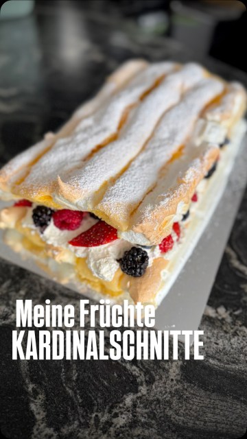 Meine Früchte Kardinalschnitte - die perfekte Nachspeise für Ostern. Das Grundrezept habe ich Euch schon einige Male gezeigt. Diesmal hab ich die weiße Masse anders aufgespritzt. Wie findet ihr die Variante?
Den Link zum Rezept der Kardinalschnitte gibt’s in der Bio. 
#früchtekardinalschnitte #kardinalschnitte #binekocht #viralbaking #osterdessert
