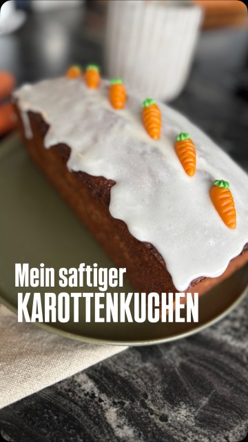 Du suchst den saftigsten Karottenkuchen - ich hab ihn! Der braune Zucker und Zimt geben ihm einfach noch die perfekte Note. Und am liebsten hab ich die oberste Schicht mit saurem Zitronenguss! Einfach himmlisch. Und das Beste daran - er bleibt auch tagelang saftig. Wenn er nicht wie gestern im Büro - ratz fatz aufgegessen ist. 
Das Rezept gibt’s heute in der Bio! Sonst einfach auf Binekocht.at in der Suchfunktion nach Karottenkuchen suchen. Dann seid ihr auch gleich dort.
Gutes Gelingen!
#karottenkuchen #zitronenguss #osterkuchen #binekocht #möhrenkuchen
