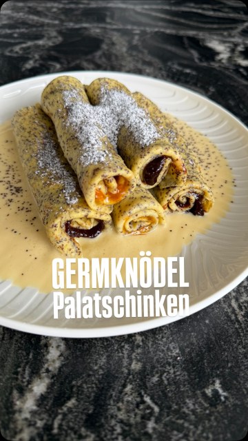 Was passiert, wenn man zwei meiner absoluten Lieblinge miteinander verheiratet? Ganz genau – es entstehen wunderbar luftige Germknödel-Palatschinken. Dass ich die ungekrönte Palatschinken Tester-Königin bin, wisst ihr ja wahrscheinlich bereits. Es gibt kein Lokal das ich besuche, wo Palatschinken auf der Speisekarte stehen und ich sie nicht koste. Darüberhinaus bin ich mit Germknödeln groß geworden. Treue LeserInnen wissen, dass ich in meiner Jugend oft bis zu 2 Germknödel pro Tag verspeist habe. Mit viel zerlassener Butter und einem richtig schönen Gupf – mehr Berg – an Mohnzucker. Bei den Palatschinken bin ich ja meist sehr sehr klassisch unterwegs, weil ungebrochene Nummer Eins sind einfach die stinknormalen Marillenpalatschinken – mit Wachauer Marillenmarmelade -wohlgemerkt. Warum also nicht mal diese beiden Lieblinge von mir, in eine neue Kreation verwandeln? Ich sag Euch schon jetzt – ihr werdet diese Kombination einfach lieben. Mein süsser Palatschinkenteig mit Mohn verfeinert, die beiden Füllungen Marille und Powidl, darunter – für ein bisserl Skihüttenfeeling – Vanillesauce und oben drüber ordentlich Mohnzucker. Das kann doch nur schmecken!?
Den Link zum brandneuen Rezept gibt’s in der Bio! 
#germknödelpalatschinken #mohnpalatschinken #palatschinken #powidl #binekocht
