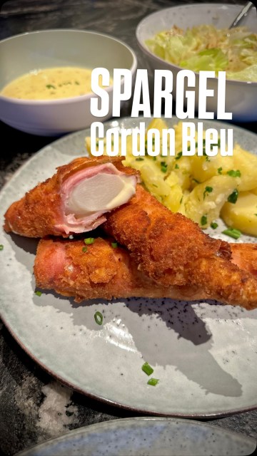 SPARGEL CORDON BLEU - ein Gericht das bei uns in der Spargelzeit niemals fehlen darf. Dazu eine köstliche selbst gemachte Sauce Tatar, Sauce Bernaise oder Hollandaise und wir sind im Spargel Himmel.
Wer hat das Gericht schon mal ausprobiert? 
Das Rezept gibt’s natürlich wie immer am Blog - heute findet ihr den Link auch in der Bio.

#spargel #spargelcordonbleu #asparagus #binekocht #asparaguscordonbleu