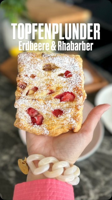 TOPFENPLUNDER mit Erdbeeren & Rhabarber. Ich liebe Topfengolatschen in allen Varianten, egal ob pur oder mit Früchten. Und wenn Früchte dann liegt die Kombi Erdbeere & Rhabarber ganz weit vorne. Süß-sauer ist aber auch einfach großartig. 
Wenn ihr die Golatschen nachbacken wollt benötigt ihr nur:
1 Packung Blätterteig
1 Stange Rhabarber 
3-4 Erdbeeren
60 g Zucker 
250 g Topfen
1 Eidotter

Zum Bestreichen: ein versprudeltes Ei verwenden! 
Backtemperatur: 180 Grad Umluft (ca 15-20 Minuten)
Gutes Gelingen!
.
.
#rhabarber #topfen #quark #topfenliebe #topfengolatsche
