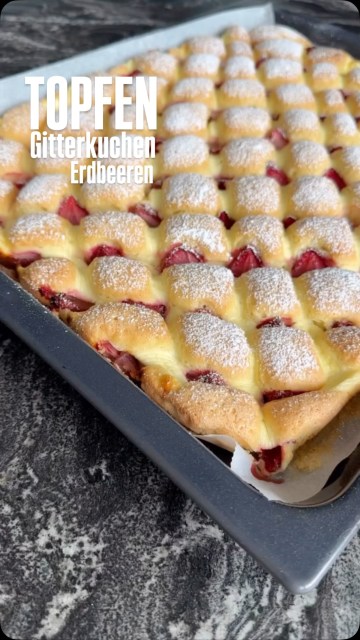 Mein ERDBEER-TOPFENGITTERKUCHEN. Der luftigste Kuchen überhaupt. Wer hat ihn schon gebacken? Das Backen dieses Traums eines Kuchens befriedigt einerseits mein Bastelherz und zweitens schmeckt er warm wie ein super luftiger Topfenschmarren. Die Erdbeervariante ist übrigens meine liebste Abwandlung des klassischen Steppdeckenkuchens. Die Kombination Topfen-Erdbeeren und fluffiger Teig ist unschlagbar. Ihr werdet den Erdbeer-Topfengitterkuchen lieben! Und da verspreche ich nicht zuviel.

Den Link zum Rezept gibt’s in der Bio. 
#topfen #binekocht #topfengitterkuchen #quarkgitterkuchen #erdbeeren