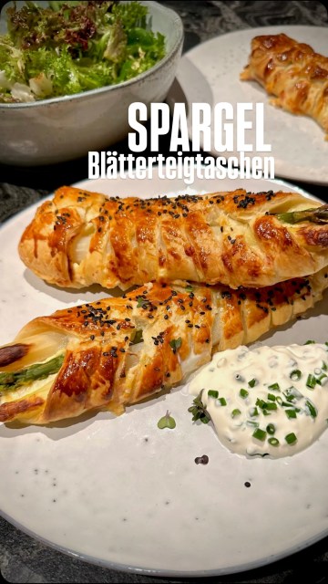 Spargel-Blätterteig-Taschen. Ich liebe Spargel. In allen Varianten. Egal ob pur oder mit Saucen, überbacken, umwickelt, eingewickelt oder zerkleinert. Als Salat oder Suppe. 

Deshalb ist es wirklich schade, dass die Spargelzeit nur kurz dauert und super schnell wieder vorbei ist. Grund genug, um soviele Spargelgerichte zu kochen, wie möglich. Glücklicherweise mag Mr. Bee Spargel auch sehr gerne. Den weißen lieber als den grünen. Aber mit ausgefeilten Kreationen kann ich die beiden Sorten auch gerne mischen und er ist rundum begeistert. Vielleicht kennt ihr die klassische Garnitur für gekochten Spargel, da ist meist zerbröseltes Ei dabei, bzw. Schinken. Drum hab ich überlegt, diesmal eine eher feste Creme (damit die Taschen nicht durchquatschen) anzurühren, die Ei, Schinken und Käse enthält. Für Mr. Bee hätte es sogar noch mehr Käse sein können, für mich war es genau richtig. Ihr könnt hier aber wirklich nach Lust und Laune variieren. Wenn ihr noch mehr Würze ins Gericht bringen wollt, dann einfach den Schinken durch Prosciutto, Schwarzwälder Schinken oder Speckwürfel ersetzen. Nachdem ich den Geschmack des Spargels nicht überdecken wollte, finde ich Schinken aber fast am besten.
Den Link zum Rezept gibt’s in der Bio!
.
.
#spargel #spargelblätterteigtaschen #asparagus #spargelzeit #binekocht