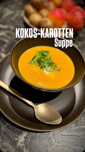 Suppen sind einfach immer gut! Alle Suppentiger werden meine cremige Kokos-Karottensuppe mit Apfel & Ingwer lieben. Wer hätte gerne eine Schale? Verratet ihr mir eure liebste Cremesuppe?
Das Rezept gibt’s übrigens brandneu am Blog! Den Link dazu findet ihr heute in den Bio.
.
.
#kokoskarottensuppe #karottensuppe #binekocht #cremesuppe #suppenliebe