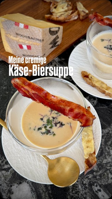 Kennst Du schon die perfekte Suppe für Käseliebhaber? Genau – es ist die würzige Käse-Biersuppe. 

ᵂᴱᴿᴮᵁᴺᴳ Der Star dieser Kreation ist der @schaerdinger.at Moosbacher Käse aus der Theke. Er verbindet die Süße der Großlochkäse und die Würze der Rotkultur: Zart nussig, aromatisch.Das eigens für ihn hergestellte Leinentuch symbolisiert sowohl die handwerkliche Tradition als auch die österreichische Herkunft.

Ich verrate nicht zu viel, dass das eine unserer Lieblingssuppen ist. Die Cremigkeit, die Würze und die leichte Schärfe durch Chili verleihen dieser Suppe einfach eine besondere Note. Vor allem auch in der Grillsaison eine hervorragende Vorspeise. Das Brot lässt sich nämlich mit ein bisserl Schärdinger Sommerbutter, perfekt auf dem Grill zubereiten. Ein wenig Moosbacher Käse drauf schmelzen lassen und die Suppe mit Käse-Brotsticks genießen. Einfach wahnsinnig gut.

Den Link zum Rezept gibt’s in der Bio. Sonst findest Du es auch jederzeit auf meinem Blog Binekocht (Suchbegriff: Käse-Biersuppe) 

#Käsebiersuppe #mossbacherkäse #schärdinger #binekocht #Käsesuppe