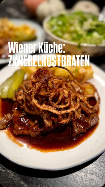Wiener Küche - der Zwiebelrostbraten ist definitiv meine absolute Lieblingsspeise. Er muss kurz gebraten, innen leicht rosa mit einer köstlichen Sauce und ganz viel knusprigem Zwiebel serviert werden. Dazu knusprige Braterdäpfel oder Erdäpfelwürfel und unbedingt mit Salat. Welches Restaurant hat für Euch den besten Zwiebelrostbraten?
Mit meinem Rezept könnt ihr ihn aber jetzt zwischendurch auch ganz einfach daheim zubereiten.
Den Link zum Rezept gibt‘s in der Bio!
#binekocht #wienerküche #zwiebelrostbraten #österreichischeküche #rindfleisch