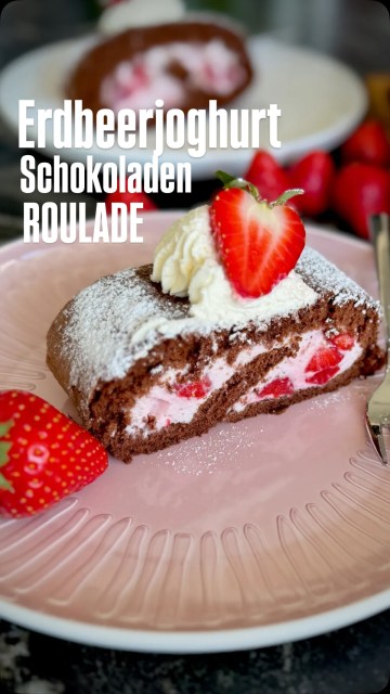 Passend zur Erdbeerzeit gibt´s heute eine Erdbeerjoghurt-Schokoladenroulade von mir.

ᵂᴱᴿᴮᵁᴺᴳ Der Star dieser Kreation ist das Bergbauern Erdbeer Joghurt von @schaerdinger.at im Mehrweg-Glas. 

Ihr werdet es nicht glauben, aber Mr. Bee ist ein erklärter Erdbeerjoghurt Fan. Er kann ein großes Glas auf einmal aufessen. Drum hab ich diesmal eine super luftige Schokoladenroulade mit Erdbeerjoghurt Fülle & extra frischen Erdbeeren gezaubert. Wer glaubt ihr hat die Schnitte gleich als Erster verkostet? Und wieviel ist für mich übriggeblieben? Kein Wunder, dass Mr. Bee die Roulade schmeckt, denn die Bergbauern Joghurts von Schärdinger sind aus bester österreichischer Bergbauernmilch hergestellt und verfeinert mit naturreinen Früchten, verbinden sie perfekte Cremigkeit mit unverwechselbarem Geschmack. 

Das Rezept gibt´s brandneu am Blog. Den Link zum Rezept gibt’s in der Bio.

#erdbeerroulade #erdbeerjoghurtschokoladenroulade #schärdinger #binekocht #Erbeerjoghurt