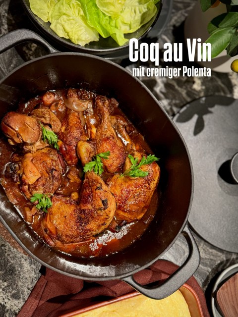 Coq au Vin - mit cremiger Polenta. Auf Euren Wunsch hin, ist das Rezept brandneu am Blog! Und es gibt dazu auch eine Familiengeschichte. Diesen französischen Klassiker hab ich zu unserem ersten gemeinsamen Weihnachtsfest unserer Familien gekocht. Ich hab mir so Mühe gegeben. Die Stimmung war wunderbar. Die Schwiegermama in spe so: „Was gibt´s denn Gutes?“ Ich ganz stolz (denn mein Huhn in Rotweinsauce ist mir wirklich hervorragend gelungen): „Coq au Vin, also Huhn in Rotweinsauce“. Sie schaut mich entgeistert an – „ich esse leider kein Huhn“. Mein hilfesuchender, zugleich anklagender Blick, geht sofort zu Mr. Bee, der meint: „Eujee, das hab ich ja ganz vergessen, aber es gibt ja eh Beilagen und so“…
Den Link zum Rezept gibt’s in der Bio.
#coqauvin #coq #binekocht #huhninrotweinsauce #französischeküche