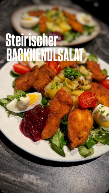 Steirischer Backhendlsalat. Einfach der liebste Salat von Mr. Bee - seit wir uns kennen. Und auch das erste Gericht, das ich je für ihn gekocht hab. Oder war es Insalata Di Pollo (ein Hühnerstreifensalat)? So lange her, aber er liebt ihn immer noch. Also dürfte er nicht so schlecht sein.
Den Link zum Rezept gibt’s in der Bio!
.
.
#steirischerbackhendlsalat #backhendlsalat #kürbiskernöl #binekocht #hühnerstreifensalat