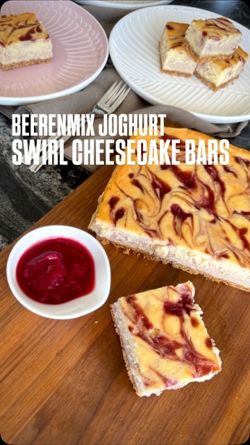 Du wolltest schon immer wissen, wie man aus Beerenmix Joghurt und Cream Cheese wunderbare Swirl Cheesecake Bars zaubert? Ich zeigs Dir. 

ᵂᴱᴿᴮᵁᴺᴳ | Der Star dieser Kreation ist das Bergbauern Beeren-Mix Joghurt von @schaerdinger.at . Wunderbar fruchtig – perfekt für diese süße Verführung. 
Mr. Bee liebt Cheesecake. Eine der wenigen Bäckereien aus meiner Küche, die er auch gerne vernascht, weil er sonst ja nicht so der Süße ist. Nachdem ich immer wieder mal experimentierfreudig bin und gerne was Neues ausprobiere, habe ich mir überlegt, einfach meine Cheesecakemasse mit einer Beerenmix Joghurtmasse zu verheiraten, um schöne Swirl Cheesecake Bars zu zaubern. Und ich hab dafür auch gleich das passende Joghurt gefunden. Das Schärdinger Bergbauern Joghurt in der Sorte Beeren-Mix eignet sich perfekt, denn die Joghurts von Schärdinger - aus bester österreichischer Bergbauernmilch hergestellt - und verfeinert mit naturreinen Früchten, verbinden perfekte Cremigkeit mit unverwechselbarem Geschmack. O-Ton Mr. Bee – man merkt total den Unterschied der beiden Massen, die Fruchtigkeit des Joghurts ist in der Kombination echt super. Selten hat ein Rezept für so viel Furore bei Mr. Bee und im Büro gesorgt. Ihr werdet es lieben.

Das Rezept gibt´s brandneu am Blog. Den Link zum Rezept hab ich Euch in der Bio verlinkt.

#cheesecakebars #joghurtcheesecakebars #beerenmixjoghurt #schärdinger #binekocht
