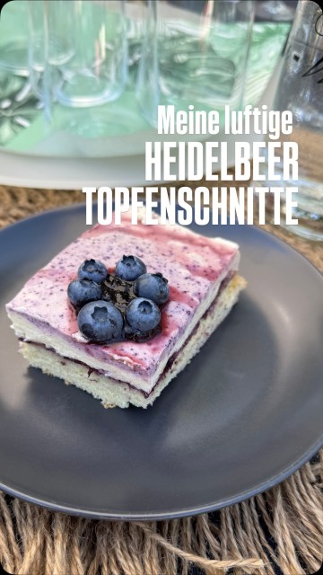 Du hast Lust auf eine HEIDELBEER-TOPFENSCHNITTE? Diese fruchtige Schnitte gab’s zur Family Poolparty, die zugleich dann auch noch die Bachelor Feier meines Neffen war. Er liebt Kardinalschnitte. Drum hab ich neben der sommerlich, erfrischenden Heidelbeerschnitte auch noch eine Kardinalroulade gebacken. Ich hab mich bei der Anzahl der Eier (es sind 6 nicht 5) versprochen und bei der Angabe vom Staubzucker in der Topfenmasse (100g sind richtig)!!! 
Falls ihr sie auch gleich ausprobieren wollte, hier die Zutaten: für eine Auflaufform 28x38cm: 

6 Eier
120 g Staubzucker
120 g Mehl
eine Prise Salz
Für die Fülle:

500 g Topfen (20%) – Quark
500 ml Schlagobers (Sahne)
2 Eidotter
2 Pkg Vanillezucker
100g Staubzucker (Puderzucker)
10 Blatt Gelatine

Sonstiges:
Getrocknete gemahlene Heidelbeeren
Heidelbeermarmelade
Frische Heidelbeeren 
Ich hab diesmal gemahlene, getrocknete Heidelbeeren nur zum Verfeinern der obersten Schicht genommen! Wirklich köstlich. 
.
.
#heidelbeerschnitte #heidelbeertopfenschnitte #topfenschnitte #binekocht #blueberrycake