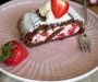 Erdbeerjoghurt-Schokoladenroulade
