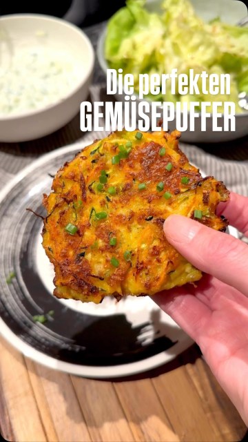 Du wolltest schon immer wissen wie man die perfekten Gemüsepuffer zubereitet? Der Geheimtipp - Haferflocken. Sie schmecken einfach grrossartig. Dazu ein köstlicher Dip und Salat und man hat das perfekte Abendessen! 
Den Link zum Rezept gibt’s in der Bio!
.
#gemüsepuffer #gemüselaibchen #vegetablepatties #vegetarisch #binekocht
