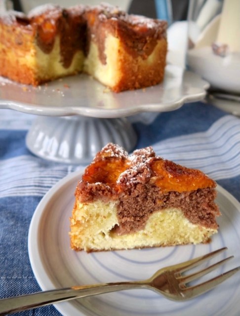 Marilen-Topfenwelle. Was passiert, wenn man seinen liebsten Marillenkuchen mit der besten Zutat ever, nämlich Topfen verheiratet und noch etwas Kakao dazu mischt? Man bekommt den besten Marillenkuchen ever. Wer hat ihn schon ausprobiert?
Den Link zum Rezept gibt’s in der Bio!
#marillenkuchen #marillentopfenwelle #topfenwelle #aprikosenkuchen #binekocht