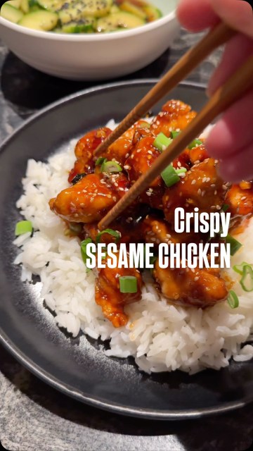 Crispy Sesame Chicken - das beliebteste asiatische Gericht von Mr. Bee. Und lustigerweise auch bei Euch am Blog. Wer hat es schon ausprobiert? Ich hab wirklich lange am Rezept getüftelt und es schmeckt wirklich sooo gut! 
Den Link zum Rezept gibt’s in der Bio!
.
#asiatischeküche #crispysesamechicken #binekocht #sesamechicken #asianfood