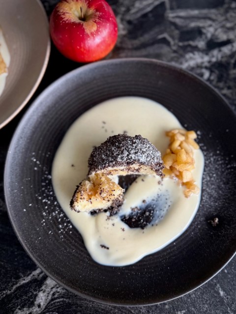 Apfel-Topfenknödel mit Mohn sind himmlisch – weil diese 3 Zutaten einfach ein „match made in heaven“ sind. Oder was meint ihr? Gibt es überhaupt jemanden der Mohn & Topfen nicht liebt? Statt Apfel kann man auch sehr gut Erdbeeren verwenden. Bzw. auch etwas Erdbeersauce in die Vanillesauce klecksen.
Soooo gut.
Den Link zum Rezept gibt’s in der Bio!
#mohn #binekocht  #topfenknödel #quarkknödel #mohntopfenknödel