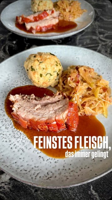 Du wolltest schon immer wissen, wie man einen perfekten Schweinsbraten mit knuspriger Kruste in nur einer Stunde zubereitet? Ich zeig’s dir! 
ᵂᴱᴿᴮᵁᴺᴳ Das Fleisch von @aumaerk_fleischmanufaktur habe ich das erste Mal bei einem Event probiert – und der Geschmack ist mir bis heute in Erinnerung geblieben. Deshalb war ich richtig gespannt, das Pork Royal jetzt zum ersten Mal selbst zu Hause zuzubereiten. 
Was mich überzeug hat - die Kombination aus hochwertiger Fleischqualität und der besonderen Verarbeitung. Durch das schonende, chemiefreie Veredelungsverfahren ist das Fleisch nämlich perfekt vorbereitet und bleibt unglaublich zart und saftig. Man merkt einfach, wie viel Wert auf Qualität gelegt wird. 
Für mich ist das die ideale Lösung, wenn ich etwas richtig Gutes auf den Tisch bringen möchte, ohne stundenlang in der Küche zu stehen. Denn auch ich hab manchmal nicht die Zeit und Lust aufwändig zu kochen. Auspacken, ab in den Ofen und nach rund 60 Minuten wartet ein herrlich knuspriger Schweinsbraten, der geschmacklich einfach toll ist.
Ich finde, genau so darf unkompliziertes Kochen sein: mit hochwertigen Zutaten, perfekter Vorbereitung und einem gelingsicheren Ergebnis, das jedes Mal Freude macht. 
Mit meinem Code BINE10 spart ihr übrigens aktuell 10% auf euren Einkauf auf aumaerk.com. Probiert es unbedingt aus! 
#aumaerk #porkroyal #gelingtimmer #binekocht