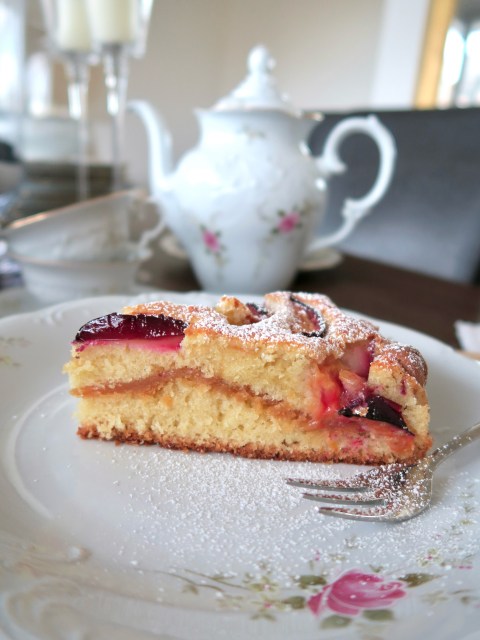 ZWETSCHKENKUCHEN. Neben Zwetschkenknödeln, Zwetschkenröster und Powidl, meine liebste Zubereitungsart von Zwetschken. Was würdet ihr wählen? Kuchen, Germknödel oder Powidltascherl? Soll ich letztere mal in ein Reel verwandeln? 
Aber zuerst gibt’s das luftige Rezept dieses Zwetschkenkuchens mit Marzipan (kann man auch weglassen). 
Den Link zum Rezept gibt’s in der Bio!
#zwetschkenkuchen #pflaumenkuchen #zwetschgenkuchen #binekocht #zwetschken