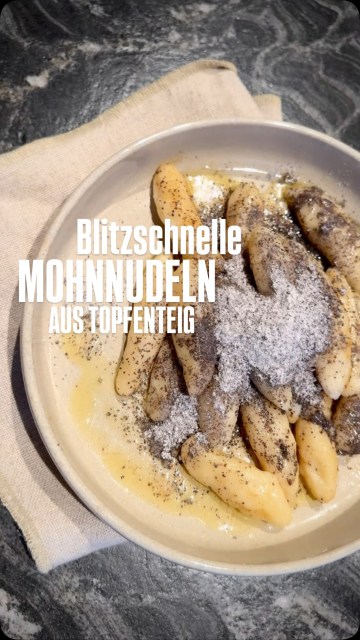 Blitzschnelle Mohnnudeln aus Topfenteig. Meine Lieblinge! Viel schneller zubereitet als Erdäpfelteig und ebenfalls super luftig. Wer hat sie schon ausprobiert?
Neben Palatschinken, Kaiserschmarren und Powidltascherl, sind Mohnnudeln meine liebste Nachspeise!! 
Den Link zum Rezept gibt’s in der Bio! (Oder sonst auf Binekocht.at - Suchbegriff: Mohnnudeln)
Ihr werdet sie lieben!
Man kann den Teig auch für Nussnudeln oder Bröselnudeln mit Apfelmus verwenden. Ohne Zucker im Teig auch gerne als pikante Beilage! 
.
.
#mohnnudeln #mohnnudelnaustopfenteig #topfen #topfenteig #binekocht