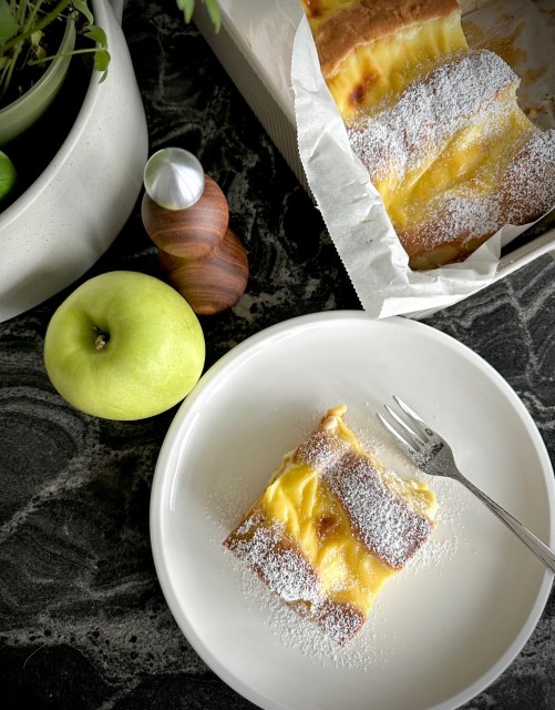 APFEL. Ich liebe die Apfelzeit und ihre Apfelkuchen. Hier im Urlaub gibt es so einen guten Apfelcrumble mit Vanilleeis, den ich unbedingt nachbacken muss. In der Zwischenzeit hab ich mir mal alle meine Apfelkuchenrezepte am Blog angeschaut. Mein Favorit ist der gedeckte Apfelkuchen, die Apfelschlangerl, von denen ich Euch zuletzt ein Reel geteilt hab und Äpfel im Schlafrock mit Vanillesauce!
Was ist Euer Favorit? 🤩 
Hier am Bild gibt’s den Apfel-Puddingkuchen.
Den Link zu dem Rezepten gibts in der Bio
#apfelkuchen #apfelstreuselkuchen #gedeckterapfelkuchen #apfelliebe #apfel

APFEL. Ich liebe die Apfelzeit und ihre Apfelkuchen. Hier im Urlaub gibt es so einen guten Apfelcrumble mit Vanilleeis, den ich unbedingt nachbacken muss. In der Zwischenzeit hab ich mir mal alle meine Apfelkuchenrezepte am Blog angeschaut. Mein Favorit ist der gedeckte Apfelkuchen, die Apfelschlangerl, von denen ich Euch zuletzt ein Reel geteilt hab und Äpfel im Schlafrock mit Vanillesauce!
Und bei Euch?

Apfelmus-Joghurtschnitte

Apfelmus-Joghurtschnitte

Apfelringe gebacken in Vanillesauce

Apfel im Schlafrock 

Apfelkrapfen

Apfelmus-Gugehupf

Apfelmus-JOGHURTSCHNITTE 

Gedeckter Apfelkuchen

Gedeckter Apfelkuchen