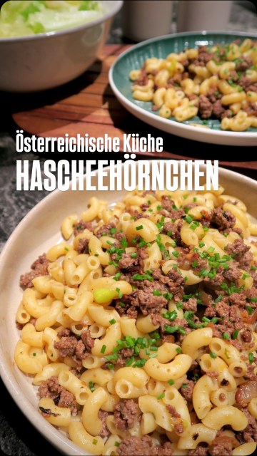 Hascheehörnchen. Das meist gesuchte Rezept auf meinem Blog. Ich kann es auch verstehen, dieser Klassiker geht super schnell und schmeckt einfach immer!!! Mit nudelig geschnittenem Kraut, Julienne Karotten und etwas Sojasauce kann man ihn auch gachmackig etwas anders zubereiten. 
Wer steht auch so auf Hascheehörnchen?
Den Link zum Rezept gibt’s in der Bio!
#hascheehörnchen #hörnchenmitfaschiertem #schnelleküche #wienerküche #österreichischeküche