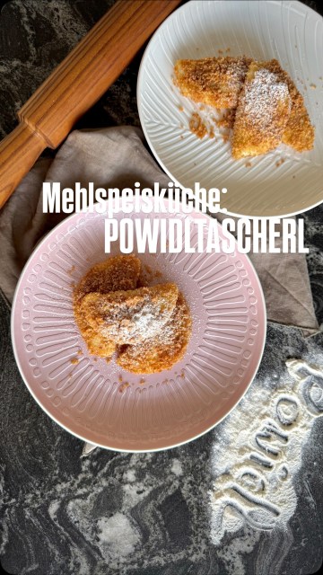 Powidltascherl – eine Kindheitserinnerung. 
Wer liebt sie auch so wie ich?
Langsam kennt ihr alle meine süssen Vorlieben. Palatschinken & Kaiserschmarren sind ja bekanntlich meine Lieblingssüssspeisen und zugleich auch liebsten Nachspeisen. Wenn allerdings Powidltascherl auf einer Speisekarte zu finden sind, dann beginnt der innere Kampf. Und meist gewinnen die Powidltascherl, weil sie wirklich nur noch selten zu finden sind. Und vor allem – selten gut gemacht zu finden sind. Das Geheimnis – sie müssen wunderbar flaumig, süss, aussen knusprig bröselig und richtig schön warm sein. Dann sind sie einfach himmlisch.
Den Link zum Rezept gibt’s in der Bio. 

#powidltascherl #mehlspeisküche #wienerküche #binekocht #böhmischeküche
