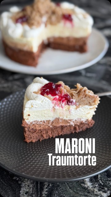 Meine MARONI TRAUMTORTE ❤️bitte nochmal speichern. Musste sie neu hochladen. Ein Traum aus gebackenem Schokomousse, hellem und dunklem Schokoladenmousse, Ribisel- und Preiselbeermarmelade, Schlagobers und Maronireis. Mr. Bees absolute Lieblingstorte. Sie kommt noch vor der Bananenschnitte in der Beliebtheitsskala. Und bei Euch? Lieber Maronitorte oder Bananenschnitte?

Den Link zum Rezept gibt’s in der Bio!
#maronischtorte #maronitraumtorte #maronireis #vermicelles #binekocht