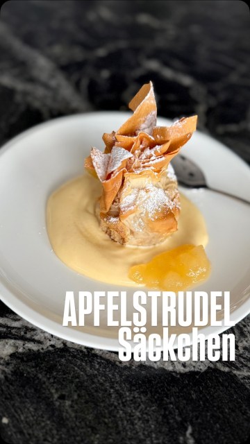 APFELSTRUDEL Säckchen in Vanillesauce. 🍎 Das perfekte Dessert für ein Dinner. Dazu noch Apfelsorbet oder Vanilleeis. Aber auch für das Kaffeekränzchen, das perfekte Dessert! Da ist sogar Dessertmuffel Mr. Bee ganz vorne dabei. Wer hätte gerne ein Stück?

Den Link zum Rezept gibt’s in der Bio!
#apfelstrudel #österreichischemehlspeise #apfelstrudelsäckchen #applestrudel #binekocht