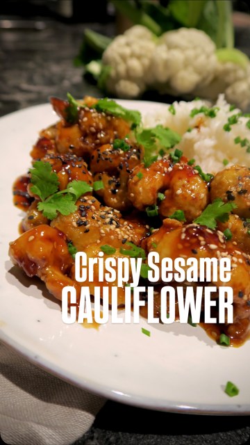 Crispy Sesame Cauliflower. Alle die mein Crispy Sesame Chicken lieben, werden auch die knusprige Karfiol Variante mögen!!! Eine wunderbare vegetarische Alternative. Sonst mag ich den Karfiol ja auch gerne klassisch mit Butter und Brösel!
Und ihr?
Das Rezept ist dasselbe wie mein Hühnerrezept - nur mit Karfiol! Den Link zum Rezept gibt’s in der Bio!
#crispysesamecauliflower #cauliflower #vegetarian #vegetarisch #binekocht